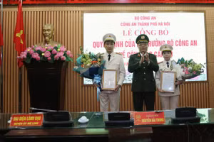 Thiếu tướng Nguyễn Hải Trung trao Quyết định cho Thượng tá Trần Đình Nghĩa và Trung tá Phạm Thị Thùy Dương đến nhận nhiệm vụ mới.