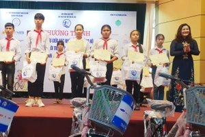 Trao kinh phí học tập cho HS có hoàn cảnh khó khăn vượt khó học tốt thuộc 10 xã vùng đồng bào dân tộc thiểu số.