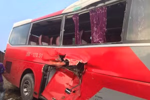 Xe 45 chỗ chở học sinh bị biến dạng phần thân xe do va chạm với tàu hỏa. (Ảnh: Thế Đại).