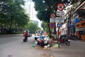 Rác tại ngõ 10 phố Láng Hạ sáng 26/10.