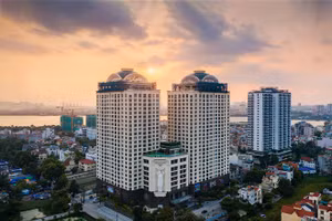 D’. Le Roi Soleil sở hữu vị trí trung tâm trên bán đảo Quảng An.