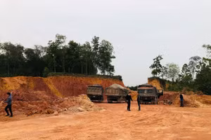 Khu vực khai thác đất tại đồi Bùng Beng.