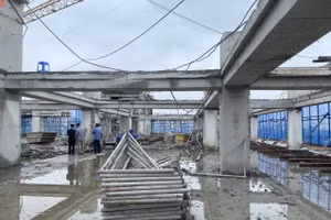 Lực lượng chức năng xử lý xong việc cưỡng chế, tháo dỡ tầng 18 công trình số 8B Lê Trực.