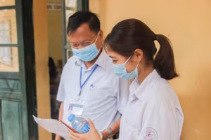 Phó Giám đốc Sở GD&ĐT Bắc Giang động viên thí sinh bình tĩnh, tự tin tại điểm thi.