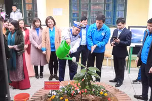 Hoạt động ngoại khóa giáo dục các em học sinh về truyền thống anh hùng, bất khuất của dân tộc Việt Nam, Quân đội nhân dân Việt Nam.