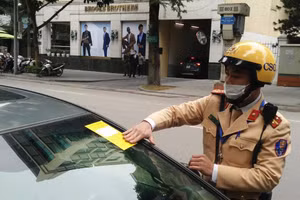 CSGT dán thông báo lỗi vi phạm với lái xe.