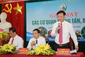 Ông La Văn Nam, Chủ tịch UBND huyện Lục Ngạn thông tin về Hội chợ Cam, bưởi và các sản phẩm đặc trưng năm 2020.