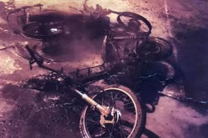 Hiện trường vụ đốt xe máy.