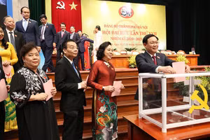 Các đại biểu bỏ phiếu bầu Ban Chấp hành Đảng bộ thành phố Hà Nội khóa XVII.