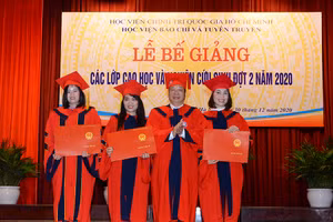 PGS,TS Lưu Văn An, Phó Bí thư Đảng ủy, Quyền Giám đốc Học viện BC&TT trao bằng Tiến sĩ cho các nghiên cứu sinh.