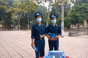 Hai thí sinh Vũ Duy Khánh và Nguyễn Chí Thanh tại điểm thi.