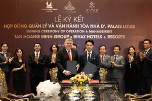 Phó Tổng Giám đốc Tập đoàn Tân Hoàng Minh, ông Đỗ Hoàng Minh cùng đại diện Ri-Yaz Hotels & Resorts tại Việt Nam ký MOU quản lý vận hành D’. Palais Louis.