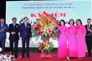 Bí thư Quận ủy Ba Đình Hoàng Minh Dũng Tiến và lãnh đạo Quận ủy, UBND quận Ba Đình chúc mừng Ban Giám hiệu, cô trò Trường Mẫu giáo Mầm non A.