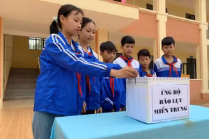 Học sinh trên địa bàn huyện Cẩm Khê ủng hộ đồng bào miền Trung.