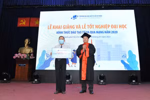 Cụ ông Nguyễn Văn Tấn nhận học bổng giảm 50% học phí tại lễ khai giảng