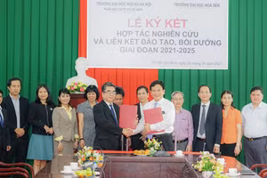 PGS TS Nguyễn Ngọc Điện (hàng đầu, bên trái) và TS Trương Cộng Hòa- Giám đốc phân hiệu Trường Đại học Nội vụ Hà Nội tại TPHCM cùng trao hợp đồng hợp tác giữa hai đơn vị.