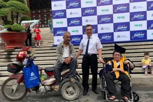PGS.TS Nguyễn Ngọc Điện - Hiệu trưởng Trường Đại học Hoa Sen ra chúc mừng và động viện 2 cha con Tuấn