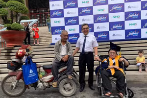 PGS.TS Nguyễn Ngọc Điện - Hiệu trưởng Trường Đại học Hoa Sen ra chúc mừng và động viện 2 cha con Tuấn