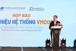 Thứ trưởng Bộ GD&ĐT Nguyễn Văn Phúc phát biểu tại lễ ra mắt hệ thống học trực tuyến VMOOCs