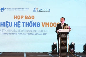 Thứ trưởng Bộ GD&ĐT Nguyễn Văn Phúc phát biểu tại lễ ra mắt hệ thống học trực tuyến VMOOCs