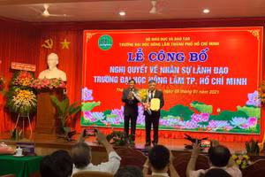 PGS.TS Huỳnh Thanh Hùng (phải) nhận quyết định đảm nhiệm quyền hiệu trưởng Trường ĐH Nông Lâm TPHCM 