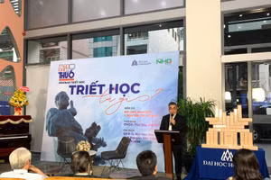 PGS.TS Nguyễn Ngọc Điện- Hiệu trưởng Trường ĐH Hoa Sen phát biểu tại buổi sinh hoạt đầu tiên năm 2021