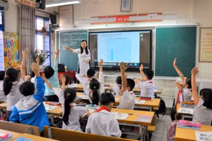 Cô trò một trường tiểu học tại TPHCM đang học với bảng tương tác