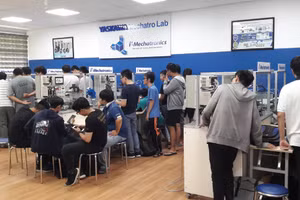 Sinh viên thực hành tại phòng thí nghiệm Cơ điện tử - Robot. Ảnh: Như Quỳnh