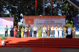 Lãnh đạo TPHCM và Quận 4 trao tặng cây cho đại diện các tổ chức chính trị - xã hội, các cơ sở tôn giáo tại lễ phát động. (Ảnh: T.D)