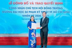 Thứ trưởng Nguyễn Văn Phúc trao quyết định công nhận Chủ tịch Hội đồng trường Trường Đại học Sư phạm Kỹ thuật TPHCM cho TS Trương Thị Hiền. Ảnh: HCMUTE