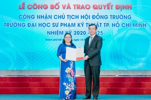 Thứ trưởng Nguyễn Văn Phúc trao quyết định công nhận Chủ tịch Hội đồng trường Trường Đại học Sư phạm Kỹ thuật TPHCM cho TS Trương Thị Hiền. Ảnh: HCMUTE