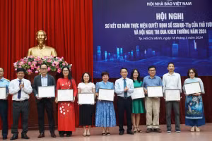 Nhà báo Dương Thanh Hương, Phó Tổng biên tập Báo Giáo dục và Thời đại (thứ sáu từ trái sang) nhận bằng khen của Hội Nhà báo Việt Nam. (Ảnh: Mạnh Tùng)