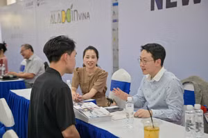 Doanh nghiệp phỏng vấn sinh viên tại ngày hội tuyển dụng của các doanh nghiệp Hàn Quốc. Ảnh: HUTECH