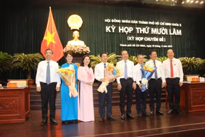 Thường trực Thành ủy TPHCM tặng hoa chúc mừng bà Trần Thị Diệu Thúy, ông Dương Ngọc Hải và ông Võ Ngọc Quốc Thuận tại kỳ họp thứ 15, HĐND TPHCM khóa X. (Ảnh: Thành Nhân).