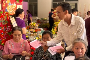 Ông Cao Tuấn Anh, Phó chủ tịch Ủy ban Mặt trận Tổ quốc Việt Nam quận 4 trao quà cho các hộ khó khăn trong dịp Tết Giáp Thìn. (Ảnh: Ngọc Hà)