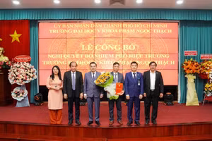 TS Phạm Quốc Dũng nhận quyết định bổ nhiệm làm Phó Hiệu trưởng Trường Đại học Y khoa Phạm Ngọc Thạch. Ảnh: PNT