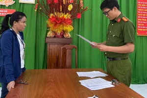 Cơ quan CSĐT Công an TPHCM đọc các lệnh khởi tố, bắt tạm giam Võ Ngọc Hạ Quyên. (Ảnh: Công an TPHCM)