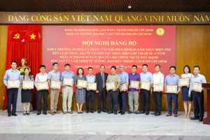 Các cá nhân đạt danh hiệu đảng viên Hoàn thành xuất sắc nhiệm vụ năm 2023. Ảnh: HCMULAW