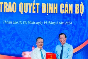 Chủ tịch UBND TPHCM Phan Văn Mãi trao quyết định cho ông Võ Ngọc Quốc Thuận. (Ảnh: Thành ủy TPHCM)