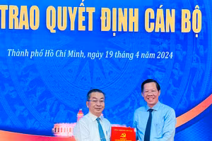 Chủ tịch UBND TPHCM Phan Văn Mãi trao quyết định cho ông Võ Ngọc Quốc Thuận. (Ảnh: Thành ủy TPHCM)