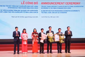 Trường Đại học Tôn Đức Thắng nhận chứng nhận đạt chuẩn kiểm định chất lượng cơ sở giáo dục theo tiêu chuẩn quốc tế FIBAA. Ảnh: Mạnh Tùng