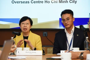 GS Lily Kong, Chủ tịch Trường Đại học Quản lý Singapore (trái) trao đổi với báo chí. Ảnh: Phương Anh