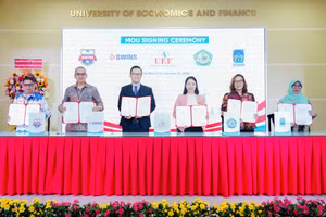 Lễ ký kết giữa UEF với 44 trường đại học trong lĩnh vực kế toán - tài chính đến từ Indonesia và Malaysia. Ảnh: UEF