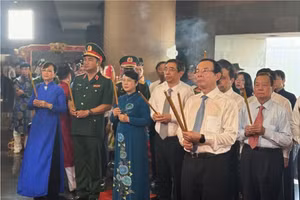 Ông Nguyễn Văn Nên, Ủy viên Bộ Chính trị, Bí thư Thành ủy TPHCM và các đại biểu thành kính dâng hương các Vua Hùng. (Ảnh: SGGP)