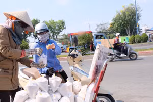 Khách ghé mua cát thay lư hương ở quận Tân Bình, TPHCM. Ảnh: Ngọc Khánh