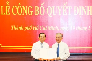 Bí thư Thành ủy TPHCM Nguyễn Văn Nên (trái) trao quyết định phân công cho ông Ngô Minh Châu. (Ảnh: Trang tin Thành ủy TPHCM)