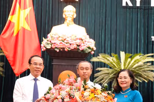 Ông Huỳnh Thanh Nhân (giữa) được bầu giữ chức Phó Chủ tịch HĐND TPHCM. (Ảnh: Thành ủy TPHCM)