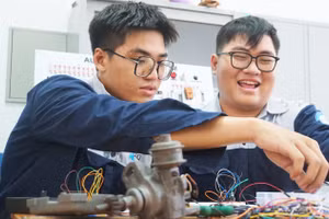 Sinh viên Khoa Cơ khí Động lực, Trường Đại học Sư phạm Kỹ thuật TPHCM trong giờ học thực hành, tháng 1/2024. Ảnh: Mạnh Tùng