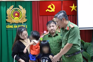 Lực lượng chức năng trao trả hai cháu bé về với gia đình. (Ảnh: TTBC-HCM)