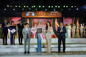 Trịnh Huyền Mai, Trường Đại học Ngoại thương nhận danh hiệu Hoa khôi Sinh viên Việt Nam 2023. Ảnh: Quốc Hoàng